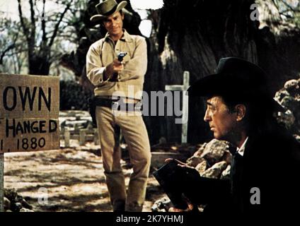 Roddy Mcdowall & Robert Mitchum Film: 5 Card Stud (1968) Regie: Henry Hathaway 31 July 1968 **WARNUNG** Dieses Foto ist nur für redaktionelle Zwecke bestimmt und unterliegt dem Copyright von PARAMOUNT und/oder des Fotografen, der von der Film- oder Produktionsfirma beauftragt wurde und darf nur von Publikationen im Zusammenhang mit der Bewerbung des oben genannten Films reproduziert werden. Eine obligatorische Gutschrift an PARAMOUNT ist erforderlich. Der Fotograf sollte auch bei Bekanntwerden des Fotos gutgeschrieben werden. Ohne schriftliche Genehmigung der Film Company kann keine kommerzielle Nutzung gewährt werden. Stockfoto