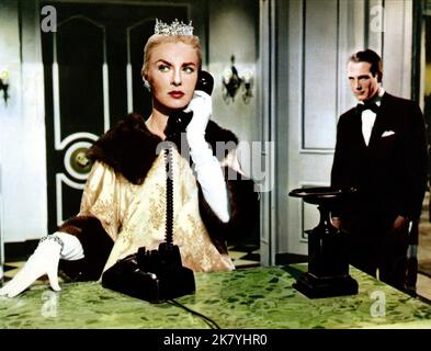 Joanne Woodward & Paul Newman Film: From the Terrace (USA 1960) Charaktere: Mary St. John / Mrs. Alfred Eaton & David Alfred Eaton Direktor: Mark Robson 15 July 1960 **WARNUNG** Dieses Foto ist nur für den redaktionellen Gebrauch bestimmt und unterliegt dem Copyright von 20. CENTURY FOX und/oder des Fotografen, der von der Film- oder Produktionsfirma beauftragt wurde, und kann nur durch Publikationen im Zusammenhang mit der Bewerbung des oben genannten Films reproduziert werden. Eine obligatorische Gutschrift an 20. CENTURY FOX ist erforderlich. Der Fotograf sollte auch bei Bekanntwerden des Fotos gutgeschrieben werden. Eine kommerzielle Nutzung kann ohne schriftliche Genehmigung des nicht gewährt werden Stockfoto