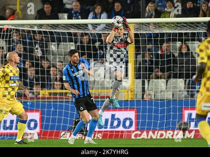 Brugges, Belgien. 19. Okt, 2022. Torwart Jo Coppens (12) von STVV im Bild während eines Fußballspiels der ersten Liga der ersten Liga von Jupiler zwischen dem Club Brugge KV und Sint-Truidense VV am Spieltag 13. in der Saison 2022-2023, am Mittwoch, den 19. Oktober 2022 in Brügge, Belgien. PHOTO SPORTPIX | DAVID CATRY Credit: David Catry/Alamy Live News Stockfoto