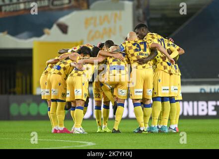 Brugges, Belgien. 19. Okt, 2022. Spieler des STVV während eines Fußballspiels der ersten Liga der belgischen Jupiler Pro League zwischen dem Club Brugge KV und dem Sint-Truidense VV am Spieltag 13. in der Saison 2022-2023, am Mittwoch, den 19. Oktober 2022 in Brügge, Belgien. PHOTO SPORTPIX | DAVID CATRY Credit: David Catry/Alamy Live News Stockfoto