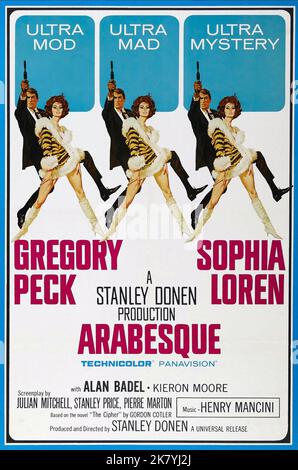 Gregory Peck & Sophia Loren Poster Film Arabesque (USA 1966) Charaktere: Prof. David Pollock & Regie: Stanley Donen 05. Mai 1966 **WARNUNG** dieses Foto ist nur für redaktionelle Zwecke bestimmt und unterliegt dem Urheberrecht von UNIVERSAL und/oder dem Fotografen, der von der Film or Production Company zugewiesen wurde. Es kann nur durch Veröffentlichungen in Verbindung mit der Werbung für den oben genannten Film reproduziert werden. Eine obligatorische Gutschrift für UNIVERSAL ist erforderlich. Der Fotograf sollte ebenfalls angerechnet werden, wenn er bekannt ist. Ohne schriftliche Genehmigung der Film Company kann keine kommerzielle Nutzung gewährt werden. Stockfoto