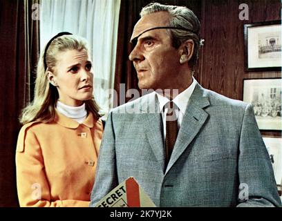 Llona Rodgers & John Le Mesurier Film Salt and Pepper (USA 1968) Charaktere: & Col. Woodstock Regie: Richard Donner 03. Juli 1968 **WARNUNG** dieses Foto ist nur für redaktionelle Zwecke bestimmt und unterliegt dem Urheberrecht von UNITED ARTISTS und/oder dem Fotografen, der von der Film or Production Company zugewiesen wurde. Es kann nur durch Veröffentlichungen in Verbindung mit der Werbung für den oben genannten Film reproduziert werden. Eine obligatorische Gutschrift für UNITED ARTISTS ist erforderlich. Der Fotograf sollte ebenfalls angerechnet werden, wenn er bekannt ist. Ohne schriftliche Genehmigung der Film Company kann keine kommerzielle Nutzung gewährt werden. Stockfoto