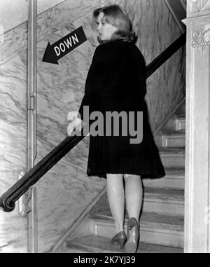 Sandy Dennis Film: Up The Down Staircase (1967) Charaktere: Sylvia Barrett Regie: Robert Mulligan 01 July 1967 **WARNUNG** Dieses Foto ist nur für redaktionelle Zwecke bestimmt und unterliegt dem Copyright von WARNER und/oder dem Fotografen, der von der Film- oder Produktionsfirma beauftragt wurde, und kann nur von Publikationen im Zusammenhang mit der Bewerbung des oben genannten Films reproduziert werden. Eine obligatorische Gutschrift an WARNER ist erforderlich. Der Fotograf sollte auch bei Bekanntwerden des Fotos gutgeschrieben werden. Ohne schriftliche Genehmigung der Film Company kann keine kommerzielle Nutzung gewährt werden. Stockfoto