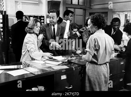 Sandy Dennis & Jean Stapleton Film: Up The Down Staircase (1967) Charaktere: Sylvia Barrett & Sadie Finch Regie: Robert Mulligan 01 July 1967 **WARNUNG** Dieses Foto ist nur für redaktionelle Zwecke bestimmt und unterliegt dem Copyright von WARNER und/oder dem Fotografen, der von der Film- oder Produktionsfirma beauftragt wurde, und kann nur von Publikationen im Zusammenhang mit der Bewerbung des oben genannten Films reproduziert werden. Eine obligatorische Gutschrift an WARNER ist erforderlich. Der Fotograf sollte auch bei Bekanntwerden des Fotos gutgeschrieben werden. Ohne schriftliche Genehmigung der Film Company kann keine kommerzielle Nutzung gewährt werden. Stockfoto