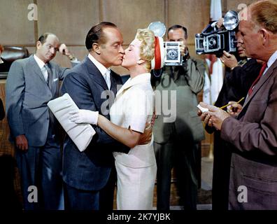 Bob Hope & Lana Turner Film: Bachelor in Paradise (USA 1961) Charaktere: Adam J. Niles & Rosemary Howard Regie: Jack Arnold 01. November 1961 **WARNUNG** Dieses Foto ist nur für redaktionelle Zwecke bestimmt und unterliegt dem Copyright von MGM und/oder dem von der Film- oder Produktionsfirma beauftragten Fotografen und kann nur durch Publikationen im Zusammenhang mit der Bewerbung des oben genannten Films reproduziert werden. Eine obligatorische Gutschrift an MGM ist erforderlich. Der Fotograf sollte auch bei Bekanntwerden des Fotos gutgeschrieben werden. Ohne schriftliche Genehmigung der Film Company kann keine kommerzielle Nutzung gewährt werden. Stockfoto