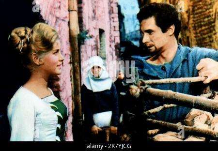 Dolores Hart & Bradford Dillman Film: Francis of Assisi (1961) Charaktere: Clare & Francis Bernardone of Assisi Regie: Michael Curtiz 12 July 1961 **WARNUNG** Dieses Foto ist nur für den redaktionellen Gebrauch bestimmt und unterliegt dem Copyright von 20 CENTURY FOX und/oder des Fotografen, der von der Film- oder Produktionsfirma beauftragt wurde und darf nur von Publikationen im Zusammenhang mit der Bewerbung des oben genannten Films reproduziert werden. Eine obligatorische Gutschrift an 20 CENTURY FOX ist erforderlich. Der Fotograf sollte auch bei Bekanntwerden des Fotos gutgeschrieben werden. Ohne schriftliche Genehmigung der Film Company kann keine kommerzielle Nutzung gewährt werden. Stockfoto