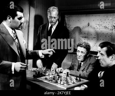 Mario Adorf, Curd Jürgens & Alan Gifford Film: Three Moves to Freedom; Brainwashed (DE 1960) Charaktere: Mirko Centowic, Werner von Basil & Mac Iver / Literaturverfilmung (nach der Novella von Stefan Zweig) Regie: Gerd Oswald 02. September 1960 **WARNUNG** Dieses Foto ist nur für redaktionelle Zwecke bestimmt und unterliegt dem Copyright von ROXY FILM und/oder dem von der Film- oder Produktionsfirma beauftragten Fotografen.Es kann nur von Publikationen im Zusammenhang mit der Bewerbung des oben genannten Films reproduziert werden. Eine obligatorische Gutschrift für ROXY-FILM ist erforderlich. Der Fotograf sollte auch nach Kenntnis der Informationen eine Gutschrift erhalten Stockfoto