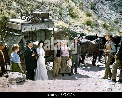 Paul Newman, Diane Cilento, Cameron Mitchell, Barbara Rush, Peter Lazer, Margaret Blye & Martin Balsam Film: Hombre (USA 1967) Charaktere: John Russell,Jessie,Frank Braden,Audra Favor,Billy Lee Blake,Doris Blake & Henry Mendez Regie: Martin Ritt 21 March 1967 **WARNUNG** Dieses Foto ist nur für redaktionelle Verwendung bestimmt und unterliegt dem Copyright von 20. CENTURY FOX und/oder des Fotografen, der von der Film- oder Produktionsfirma beauftragt wurde, und kann nur durch Publikationen im Zusammenhang mit der Bewerbung des oben genannten Films reproduziert werden. Eine obligatorische Gutschrift an 20. CENTURY FOX ist erforderlich. Der Fotograf sollte es tun Stockfoto