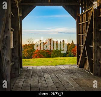 Herbstansicht Blick durch die AM Foster überdachte Brücke in Cabot, Vermont Stockfoto