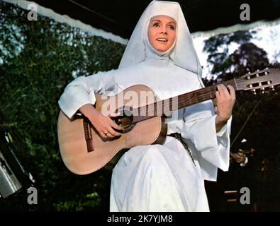 Debbie Reynolds Film: Die singende Nonne (USA 1966) Charaktere: Schwester Ann Regie: Henry Koster 17 March 1966 **WARNUNG** Dieses Foto ist nur für redaktionelle Zwecke bestimmt und unterliegt dem Copyright von MGM und/oder dem Fotografen, der von der Film- oder Produktionsfirma beauftragt wurde, und kann nur durch Publikationen im Zusammenhang mit der Bewerbung des oben genannten Films reproduziert werden. Eine obligatorische Gutschrift an MGM ist erforderlich. Der Fotograf sollte auch bei Bekanntwerden des Fotos gutgeschrieben werden. Ohne schriftliche Genehmigung der Film Company kann keine kommerzielle Nutzung gewährt werden. Stockfoto