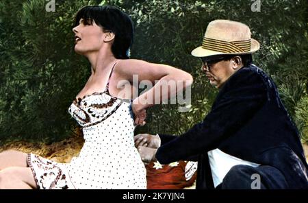 Sue Lloyd & Eric Morecambe Film That Riviera Touch (1966) Charaktere: & Eric Simpson Regie: Cliff Owen 08. September 1966 **WARNUNG** dieses Foto ist nur für redaktionelle Zwecke bestimmt und unterliegt dem Urheberrecht DES von The Film or Production Company zugewiesenen DIENSTES und/oder des Fotografen und kann nur durch Veröffentlichungen in Verbindung mit der Werbung für den oben genannten Film reproduziert werden. Eine obligatorische Gutschrift für DIE RANGFOLGE ist erforderlich. Der Fotograf sollte ebenfalls angerechnet werden, wenn er bekannt ist. Ohne schriftliche Genehmigung der Film Company kann keine kommerzielle Nutzung gewährt werden. Stockfoto