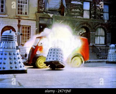 Daleks Film: Dr. Who, Daleks Invasion Earth 2150 Ad (1964) Regie: Gordon Flemyng 05. August 1966 **WARNUNG** Dieses Foto ist nur für den redaktionellen Gebrauch bestimmt und unterliegt dem Copyright von BRITISH LION und/oder des Fotografen, der von der Film oder Production Company beauftragt wurde und darf nur von Publikationen im Zusammenhang mit der Bewerbung des oben genannten Films reproduziert werden. Eine obligatorische Gutschrift an BRITISH LION ist erforderlich. Der Fotograf sollte auch bei Bekanntwerden des Fotos gutgeschrieben werden. Ohne schriftliche Genehmigung der Film Company kann keine kommerzielle Nutzung gewährt werden. Stockfoto