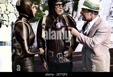 Sue Lloyd, Eric Morecambe & Ernie Wise Film That Riviera Touch (1969) Charaktere: Eric Simpson & Ernest Clark Regie: Cliff Owen 08. September 1966 **WARNUNG** dieses Foto ist nur für redaktionelle Zwecke bestimmt und unterliegt dem Urheberrecht DES von The Film or Production Company zugewiesenen RANG und/oder des Fotografen und kann nur durch Veröffentlichungen in Verbindung mit der Werbung für den obigen Film reproduziert werden. Eine obligatorische Gutschrift für DIE RANGFOLGE ist erforderlich. Der Fotograf sollte ebenfalls angerechnet werden, wenn er bekannt ist. Ohne schriftliche Genehmigung der Film Company kann keine kommerzielle Nutzung gewährt werden. Stockfoto