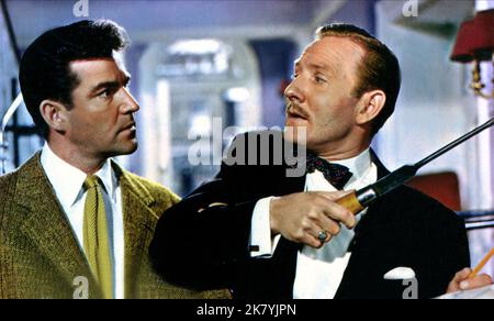 Michael Craig & Leslie Phillips Film: Doctor in Love (UK 1960) Charaktere: Dr. Richard Hare & Dr. Tony Burke Regie: Ralph Thomas 12 July 1960 **WARNUNG** Dieses Foto ist nur für redaktionelle Verwendung bestimmt und unterliegt dem Copyright der VON der Film- oder Produktionsfirma beauftragten ORGANISATION und/oder des Fotografen und kann nur durch Publikationen im Zusammenhang mit der Bewerbung des oben genannten Films reproduziert werden. Eine obligatorische Gutschrift an DIE RANGORGANISATION ist erforderlich. Der Fotograf sollte auch bei Bekanntwerden des Fotos gutgeschrieben werden. Ohne schriftliche Genehmigung der Film Compan kann keine kommerzielle Nutzung gewährt werden Stockfoto