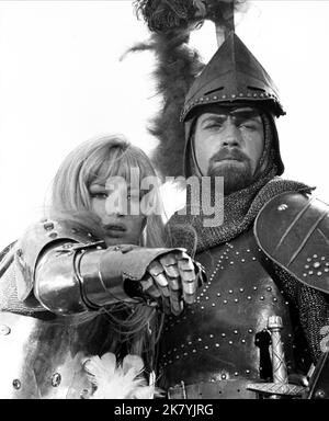 Monica Vitti & John Richardson Film: La Cintura Di Castitta; The Chastity Belt; On My Way to the Crusades, I Met A Girl Who (1967) Charaktere: Boccadoro & Dragone Regie: Pasquale Festa Campanile 06 February 1968 **WARNUNG** Dieses Foto ist nur für den redaktionellen Gebrauch bestimmt und unterliegt dem Copyright von JULIA FIM und/oder dem Fotografen, der von der Film- oder Produktionsfirma beauftragt wurde, und kann nur durch Publikationen im Zusammenhang mit der Bewerbung des oben genannten Films reproduziert werden. Eine obligatorische Gutschrift an JULIA FIM ist erforderlich. Der Fotograf sollte auch bei Bekanntwerden des Fotos gutgeschrieben werden. Es kann keine kommerzielle Nutzung gewährt werden Stockfoto