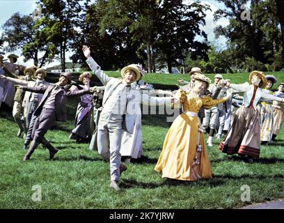 Tanzszene Film: Hallo Dolly! (USA 1969) Regie: Gene Kelly 16. Dezember 1969 **WARNUNG** Dieses Foto ist nur für redaktionelle Verwendung bestimmt und unterliegt dem Copyright von 20. CENTURY FOX und/oder des Fotografen, der von der Film- oder Produktionsfirma beauftragt wurde, und kann nur durch Publikationen im Zusammenhang mit der Bewerbung des oben genannten Films reproduziert werden. Eine obligatorische Gutschrift an 20. CENTURY FOX ist erforderlich. Der Fotograf sollte auch bei Bekanntwerden des Fotos gutgeschrieben werden. Ohne schriftliche Genehmigung der Film Company kann keine kommerzielle Nutzung gewährt werden. Stockfoto