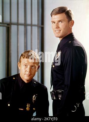 Martin Milner & Kent Mccord Television: Adam-12 (1968) 21. September 1968 **WARNUNG** Dieses Foto ist nur für den redaktionellen Gebrauch bestimmt und unterliegt dem Copyright von NBC und/oder des Fotografen, der von der Film- oder Produktionsfirma beauftragt wurde, und kann nur durch Publikationen im Zusammenhang mit der Bewerbung des oben genannten Films reproduziert werden. Eine obligatorische Gutschrift an NBC ist erforderlich. Der Fotograf sollte auch bei Bekanntwerden des Fotos gutgeschrieben werden. Ohne schriftliche Genehmigung der Film Company kann keine kommerzielle Nutzung gewährt werden. Stockfoto