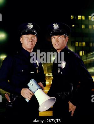 Martin Milner & Kent Mccord Television: Adam-12 (1968) 21. September 1968 **WARNUNG** Dieses Foto ist nur für den redaktionellen Gebrauch bestimmt und unterliegt dem Copyright von NBC und/oder des Fotografen, der von der Film- oder Produktionsfirma beauftragt wurde, und kann nur durch Publikationen im Zusammenhang mit der Bewerbung des oben genannten Films reproduziert werden. Eine obligatorische Gutschrift an NBC ist erforderlich. Der Fotograf sollte auch bei Bekanntwerden des Fotos gutgeschrieben werden. Ohne schriftliche Genehmigung der Film Company kann keine kommerzielle Nutzung gewährt werden. Stockfoto