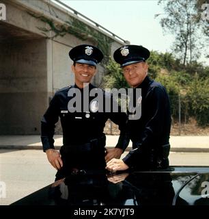 Kent Mccord & Martin Milner Television: Adam-12 (1968) 21. September 1968 **WARNUNG** Dieses Foto ist nur für den redaktionellen Gebrauch bestimmt und unterliegt dem Copyright von NBC und/oder des Fotografen, der von der Film- oder Produktionsfirma beauftragt wurde, und kann nur durch Publikationen im Zusammenhang mit der Bewerbung des oben genannten Films reproduziert werden. Eine obligatorische Gutschrift an NBC ist erforderlich. Der Fotograf sollte auch bei Bekanntwerden des Fotos gutgeschrieben werden. Ohne schriftliche Genehmigung der Film Company kann keine kommerzielle Nutzung gewährt werden. Stockfoto