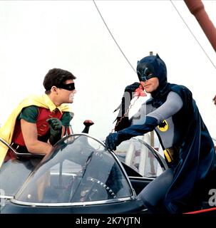 Burt ward & Adam West Television: Batman (TV-Serie) Charaktere: Robin & Batman USA 1966-1968, 12. Januar 1966 **WARNUNG** Dieses Foto ist nur für redaktionelle Verwendung bestimmt und unterliegt dem Copyright von ABC und/oder dem Fotografen, der von der Film- oder Produktionsfirma beauftragt wurde, und kann nur von Publikationen im Zusammenhang mit der Bewerbung des oben genannten Films reproduziert werden. Eine obligatorische Gutschrift an ABC ist erforderlich. Der Fotograf sollte auch bei Bekanntwerden des Fotos gutgeschrieben werden. Ohne schriftliche Genehmigung der Film Company kann keine kommerzielle Nutzung gewährt werden. Stockfoto