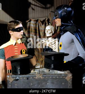 Burt ward & Adam West Television: Batman (TV-Serie) Charaktere: Robin & Batman USA 1966-1968, 12. Januar 1966 **WARNUNG** Dieses Foto ist nur für redaktionelle Verwendung bestimmt und unterliegt dem Copyright von ABC und/oder dem Fotografen, der von der Film- oder Produktionsfirma beauftragt wurde, und kann nur von Publikationen im Zusammenhang mit der Bewerbung des oben genannten Films reproduziert werden. Eine obligatorische Gutschrift an ABC ist erforderlich. Der Fotograf sollte auch bei Bekanntwerden des Fotos gutgeschrieben werden. Ohne schriftliche Genehmigung der Film Company kann keine kommerzielle Nutzung gewährt werden. Stockfoto