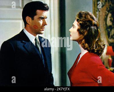 Michael Craig & Virginia Maskell Film: Doctor in Love (UK 1960) Charaktere: Dr. Richard Hare & Dr. Nicola Barrington Regie: Ralph Thomas 12 July 1960 **WARNUNG** Dieses Foto ist nur für redaktionelle Verwendung bestimmt und unterliegt dem Copyright der VON der Film- oder Produktionsfirma beauftragten ORGANISATION und/oder des Fotografen und kann nur durch Publikationen im Zusammenhang mit der Bewerbung des oben genannten Films reproduziert werden. Eine obligatorische Gutschrift an DIE RANGORGANISATION ist erforderlich. Der Fotograf sollte auch bei Bekanntwerden des Fotos gutgeschrieben werden. Ohne schriftliche Genehmigung des Films kann keine kommerzielle Nutzung gewährt werden Stockfoto