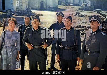 Gia Scala, James Darren, Anthony Quinn, David Niven, Stanley Baker, Gregory Peck & Irene Papas Film: Die Waffen Von Navarone (1961) Charaktere: Anna,Pvt. Spyros Pappadimos, Col. Andrea Stavros, Cpl. Miller, Pvt. „Metzger“ Braun, Kapt. Keith Mallory & Maria Pappadimos Director: J. Lee Thompson 27 April 1961 **WARNUNG** Dieses Foto ist nur für redaktionelle Zwecke bestimmt und unterliegt dem Copyright von COLUMBIA und/oder des Fotografen, der von der Film- oder Produktionsfirma beauftragt wurde, und kann nur von Publikationen im Zusammenhang mit der Bewerbung des oben genannten Films reproduziert werden. Eine obligatorische Gutschrift an COLUMBIA ist erforderlich. Th Stockfoto