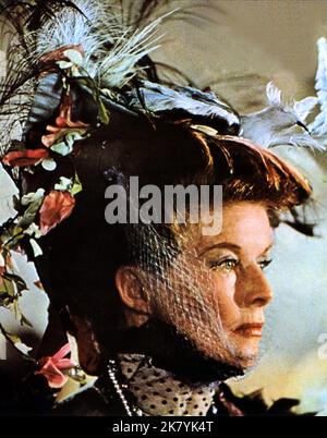 Katharine Hepburn Film: Die Verrückte Von Chaillot (1969) Charaktere: Gräfin Aurelia Regie: Bryan Forbes 12 October 1969 **WARNUNG** Dieses Foto ist nur für redaktionelle Zwecke bestimmt und unterliegt dem Copyright von WARNER BROS und/oder des Fotografen, der von der Film- oder Produktionsfirma beauftragt wurde, und kann nur von Publikationen im Zusammenhang mit der Bewerbung des oben genannten Films reproduziert werden. Eine obligatorische Gutschrift an WARNER BROS ist erforderlich. Der Fotograf sollte auch bei Bekanntwerden des Fotos gutgeschrieben werden. Ohne schriftliche Genehmigung der Film Company kann keine kommerzielle Nutzung gewährt werden. Stockfoto