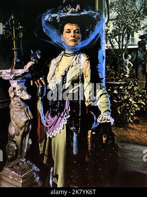 Katharine Hepburn Film: Die Verrückte Von Chaillot (1969) Charaktere: Gräfin Aurelia Regie: Bryan Forbes 12 October 1969 **WARNUNG** Dieses Foto ist nur für redaktionelle Zwecke bestimmt und unterliegt dem Copyright von WARNER BROS und/oder des Fotografen, der von der Film- oder Produktionsfirma beauftragt wurde, und kann nur von Publikationen im Zusammenhang mit der Bewerbung des oben genannten Films reproduziert werden. Eine obligatorische Gutschrift an WARNER BROS ist erforderlich. Der Fotograf sollte auch bei Bekanntwerden des Fotos gutgeschrieben werden. Ohne schriftliche Genehmigung der Film Company kann keine kommerzielle Nutzung gewährt werden. Stockfoto