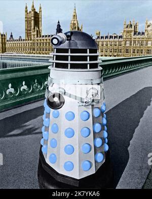 A Dalek on Westmister Bridge & Houses of Parliament Television: Doctor Who ; Dr. Who, The Dalek Invasion of Earth (1963) 21. November 1964 **WARNUNG** Dieses Foto ist nur für redaktionelle Verwendung bestimmt und unterliegt dem Copyright der BBC und/oder des Fotografen, der von der Film- oder Produktionsfirma beauftragt wurde, und kann nur durch Publikationen im Zusammenhang mit der Bewerbung des oben genannten Films reproduziert werden. Eine obligatorische Gutschrift an BBC ist erforderlich. Der Fotograf sollte auch bei Bekanntwerden des Fotos gutgeschrieben werden. Ohne schriftliche Genehmigung der Film Company kann keine kommerzielle Nutzung gewährt werden. Stockfoto