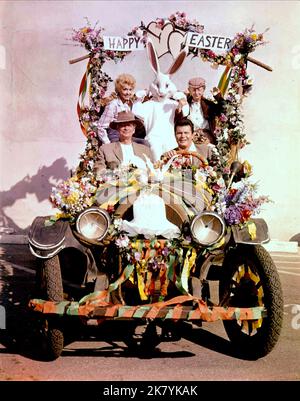 Buddy Ebsen, Donna Douglas, Max Baer Jr. & Irene Ryan Television: The Beverly Hillbillies (TV-Serie) USA 1962-1971, 26. September 1962 **WARNUNG** dieses Foto ist nur für redaktionelle Zwecke bestimmt und unterliegt dem Urheberrecht von CBS und/oder dem Fotografen, der von der Film- oder Produktionsgesellschaft zugewiesen wurde. Es kann nur durch Veröffentlichungen in Verbindung mit der Werbung für den oben genannten Film reproduziert werden. Eine obligatorische Gutschrift an CBS ist erforderlich. Der Fotograf sollte ebenfalls angerechnet werden, wenn er bekannt ist. Ohne schriftliche Genehmigung der Film Company kann keine kommerzielle Nutzung gewährt werden. Stockfoto