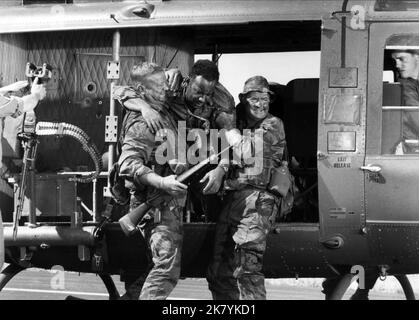 Aldo Ray, Raymond St. Jacques & Robin Moore Film The Green Berets (1962) Charaktere: SGT. MULDOON, DOC MCGEE, Regie: Ray Kellogg 04. Juli 1968 **WARNUNG** dieses Foto ist nur für redaktionelle Zwecke bestimmt und ist urheberrechtlich geschützt von WARNER SEVEN ARTS und/oder dem von der Film- oder Produktionsgesellschaft beauftragten Fotografen und kann nur durch Veröffentlichungen in Verbindung mit der Werbung für den obigen Film reproduziert werden. Eine obligatorische Gutschrift für WARNER SEVEN ARTS ist erforderlich. Der Fotograf sollte ebenfalls angerechnet werden, wenn er bekannt ist. Ohne schriftliche Genehmigung der Film Company kann keine kommerzielle Nutzung gewährt werden. Stockfoto
