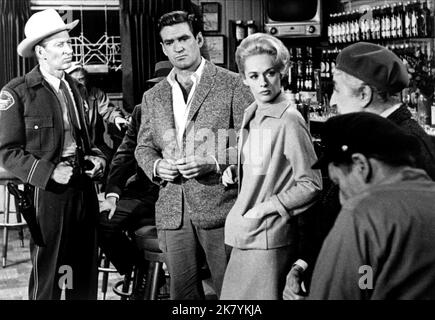 Rod Taylor & Tippi Hedren Film: The Birds (USA 1963) Charaktere: Mitch Brenner, Melie Daniels Regie: Alfred Hitchcock 28 March 1963 **WARNUNG** Dieses Foto ist nur für den redaktionellen Gebrauch bestimmt und unterliegt dem Copyright von UNIVERSAL und/oder dem Fotografen, der von der Film- oder Produktionsfirma beauftragt wurde und darf nur durch Publikationen im Zusammenhang mit der Bewerbung des oben genannten Films reproduziert werden. Eine obligatorische Gutschrift an UNIVERSAL ist erforderlich. Der Fotograf sollte auch bei Bekanntwerden des Fotos gutgeschrieben werden. Ohne schriftliche Genehmigung der Film Company kann keine kommerzielle Nutzung gewährt werden. Stockfoto