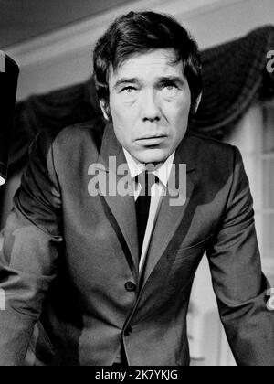 Mike Pratt Television: Randall And Hopkirk (Verstorben) (1969) Charaktere: Jeff Randall 12 June 1969 **WARNUNG** Dieses Foto ist nur für redaktionelle Zwecke bestimmt und unterliegt dem Copyright von ITC und/oder des Fotografen, der von der Film- oder Produktionsfirma beauftragt wurde, und kann nur von Publikationen im Zusammenhang mit der Bewerbung des oben genannten Films reproduziert werden. Eine obligatorische Gutschrift an ITC ist erforderlich. Der Fotograf sollte auch bei Bekanntwerden des Fotos gutgeschrieben werden. Ohne schriftliche Genehmigung der Film Company kann keine kommerzielle Nutzung gewährt werden. Stockfoto