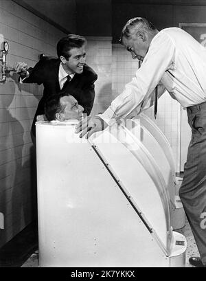 Norman Fell, Clu Gulager & Lee Marvin Film: The Killers (USA 1964) Charaktere: Mickey Farmer, Lee, Charlie Strom Regie: Don Siegel 30 May 1964 **WARNUNG** Dieses Foto ist nur für redaktionelle Verwendung bestimmt und unterliegt dem Copyright von UNIVERSAL und/oder dem Fotografen, der von der Film- oder Produktionsfirma beauftragt wurde und darf nur von Publikationen im Zusammenhang mit der Bewerbung des oben genannten Films reproduziert werden. Eine obligatorische Gutschrift an UNIVERSAL ist erforderlich. Der Fotograf sollte auch bei Bekanntwerden des Fotos gutgeschrieben werden. Ohne schriftliche Genehmigung der Film Company kann keine kommerzielle Nutzung gewährt werden. Stockfoto