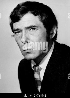 Mike Pratt Television: Randall And Hopkirk (Verstorben) (1968) Charaktere: Jeff Randall 12 June 1969 **WARNUNG** Dieses Foto ist nur für redaktionelle Zwecke bestimmt und unterliegt dem Copyright von ITC und/oder des Fotografen, der von der Film- oder Produktionsfirma beauftragt wurde, und kann nur von Publikationen im Zusammenhang mit der Bewerbung des oben genannten Films reproduziert werden. Eine obligatorische Gutschrift an ITC ist erforderlich. Der Fotograf sollte auch bei Bekanntwerden des Fotos gutgeschrieben werden. Ohne schriftliche Genehmigung der Film Company kann keine kommerzielle Nutzung gewährt werden. Stockfoto