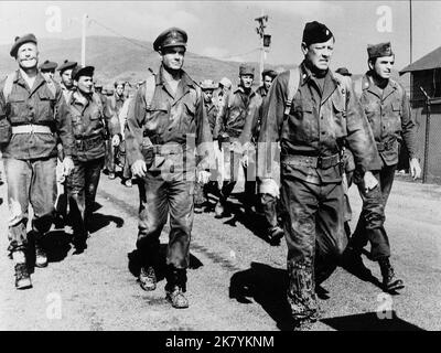 William Holden, Cliff Robertson, Vince Edwards, Jack Watson Film: The Devil'S Brigade (1965) Charaktere: LT. Col. Robert T. Frederick,Major Alan Crown,Major Cliff Bricker,CPL. Pfau 15 May 1968 **WARNUNG** Dieses Foto ist nur für redaktionelle Verwendung bestimmt und unterliegt dem Copyright von UNITED ARTISTS und/oder dem von der Film- oder Produktionsfirma beauftragten Fotografen und kann nur durch Publikationen im Zusammenhang mit der Bewerbung des oben genannten Films reproduziert werden. Eine obligatorische Gutschrift für UNITED ARTISTS ist erforderlich. Der Fotograf sollte auch bei Bekanntwerden des Fotos gutgeschrieben werden. Ohne w kann keine kommerzielle Nutzung gewährt werden Stockfoto