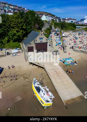 Luftaufnahme der malerischen walisischen Küstenstadt New Quay. Stockfoto