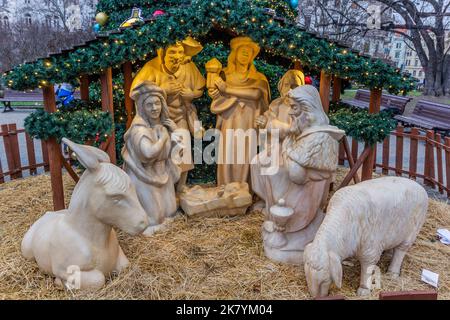 PRAG, TSCHECHISCHE REPUBLIK - 11. DEZEMBER 2020: Krippe auf dem Namesti Miru Platz in Prag, Tschechische Republik Stockfoto