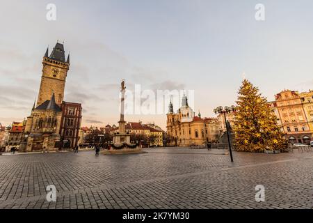 PRAG, TSCHECHISCHE REPUBLIK - 14. DEZEMBER 2020: Weihnachtsansicht des Altstädter Platzes in Prag, Tschechische Republik Stockfoto