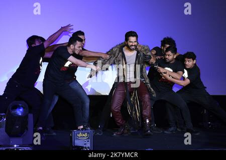 Mumbai, Indien. 19. Oktober 2022. Bollywood-Schauspieler Varun Dhawan tritt beim Trailer-Launch seines kommenden Films „Bhediya“ in Mumbai auf. Der Comedy-Horrorfilm wird am 25.. November 2022 veröffentlicht.Quelle: SOPA Images Limited/Alamy Live News Stockfoto