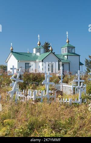 Eine vertikale Ansicht der Heiligen Verklärung unseres Herrn Russisch-Orthodoxe Kirche und Friedhof in Ninilchik, Alaska, USA Stockfoto