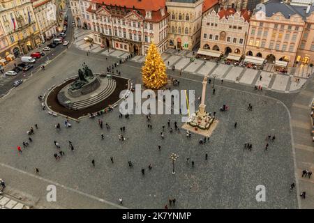 PRAG, TSCHECHISCHE REPUBLIK - 17. DEZEMBER 2020: Luftaufnahme des Altstädter Ring in Prag, Tschechische Republik Stockfoto