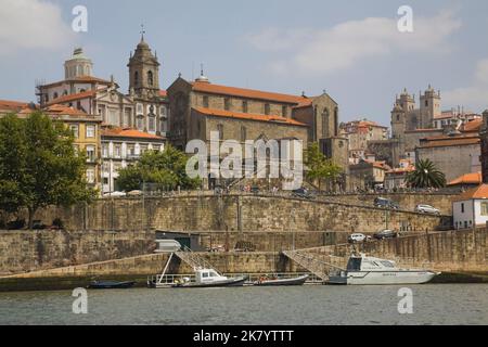 Alte architektonische Gebäude im alten Teil von Porto mit Blick auf den Fluss Douro, Portugal. Stockfoto