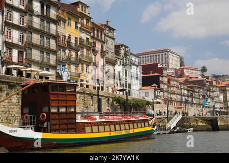 Wohnhäuser im alten Teil von Porto mit Blick auf den Fluss Douro, Portugal. Stockfoto