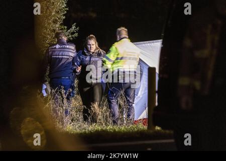 Den Bosch, Niederlande. 20. Oktober 2022. 2022-10-19 23:19:48 DEN B.Sc. - Die Polizei ermittelt an der Empel-Kreuzung (A59/A2), wo ein dunkelfarbiger Kia Picanto mit zwei Leichen im Wasser gefunden wurde. Die Polizei hat keinen Zweifel daran, dass es sich bei den beiden Toten um die vermissten Hebe (10) und Sanne (26) handelt. ANP ROB ENGELAAR netherlands Out - belgium Out Credit: ANP/Alamy Live News Stockfoto