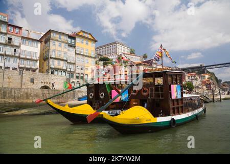 Ausflugsboote, die auf dem Douro-Fluss, Porto, Portugal, vertäut sind. Stockfoto