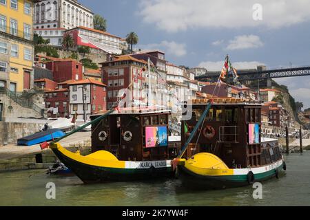 Ausflugsboote, die auf dem Douro-Fluss, Porto, Portugal, vertäut sind. Stockfoto