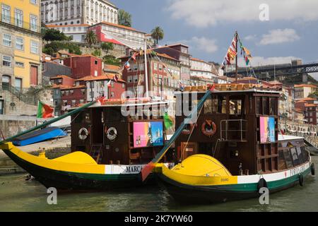 Ausflugsboote, die auf dem Douro-Fluss, Porto, Portugal, vertäut sind. Stockfoto