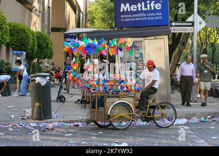 Mexiko-Stadt - Mexiko, 04 26 2010: Nach einem Festival auf der Reforma Avenue in Mexiko-Stadt wurde Müll auf den Straßen gelassen Stockfoto